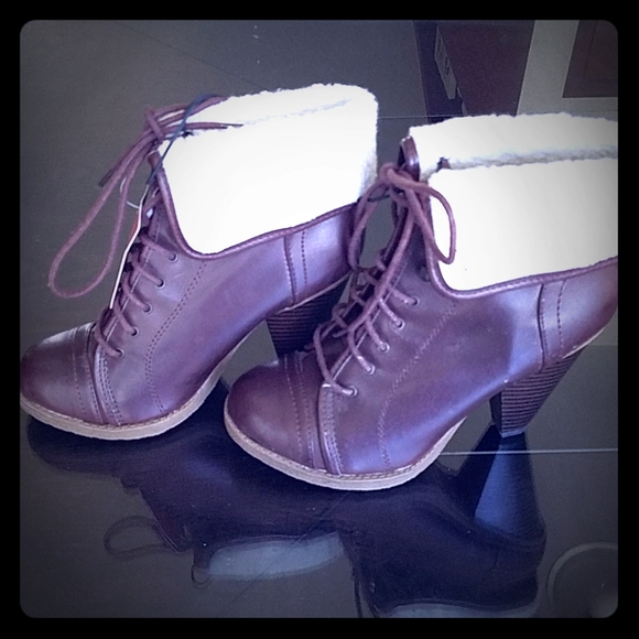 Cute boots! Wear them anywhere - Picture 1 of 4